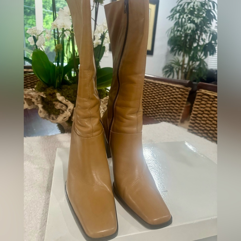 Charles David women’s boot, a modern square toe, and a slim block heel. Size 9 - Picture 8 of 8